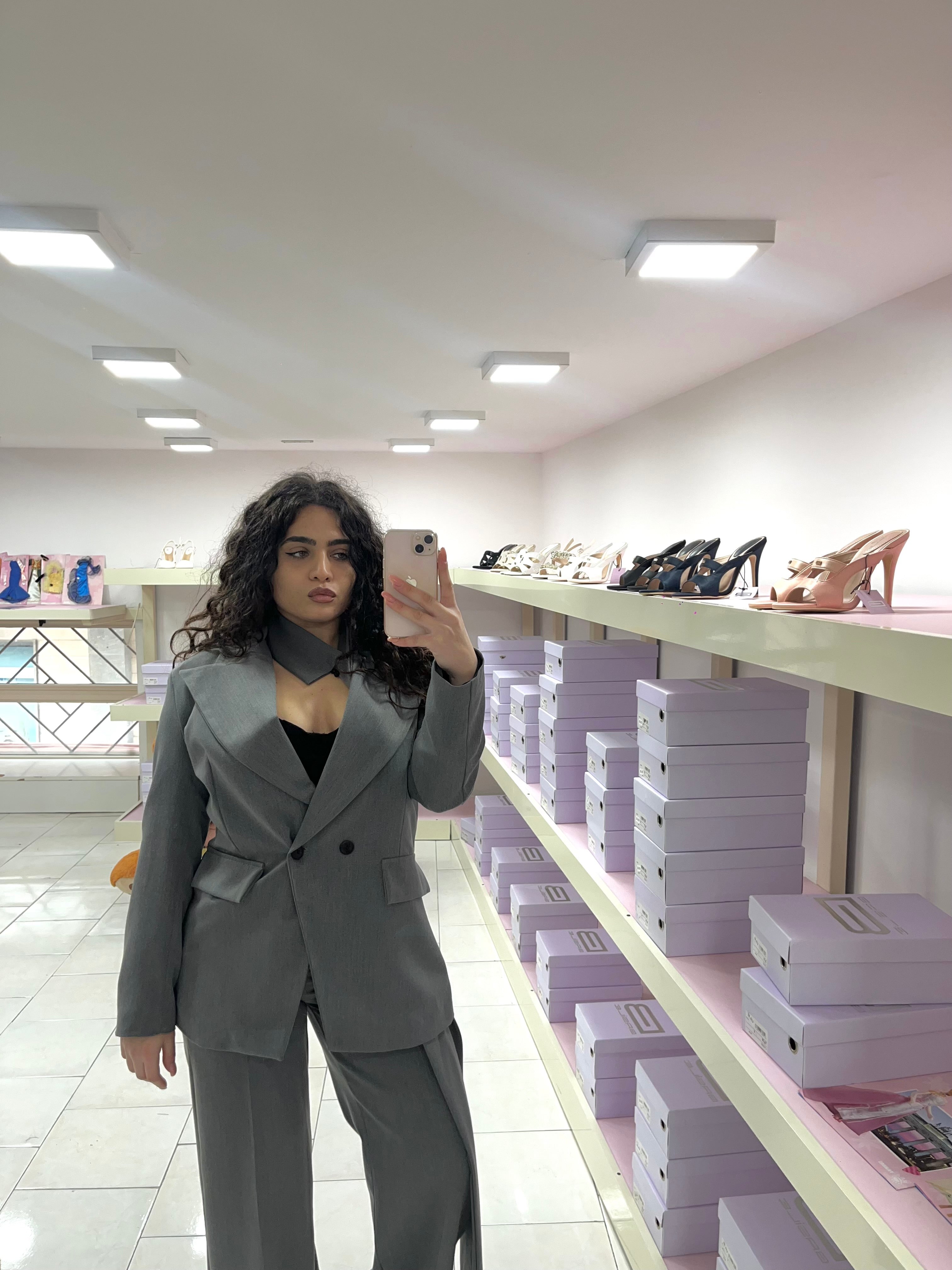 Tailleur con dettaglio